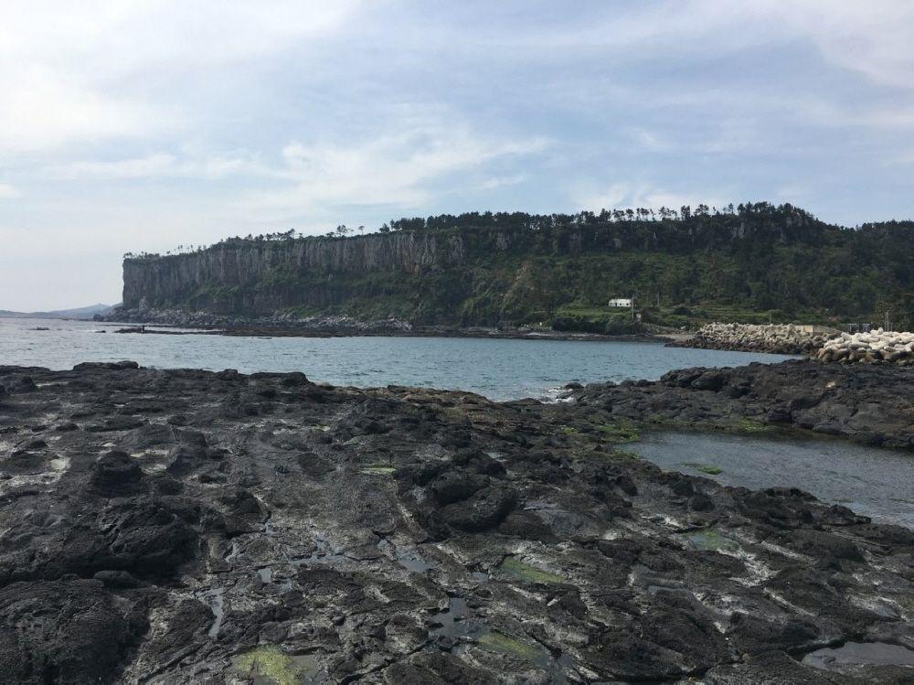 沿著泉水絕壁周圍安靜漫步，欣賞壯麗的懸崖與平靜的海洋，享受濟州島的獨特魅力